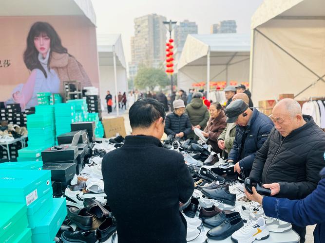 特色产品受热捧，服装鞋帽成市民心头好